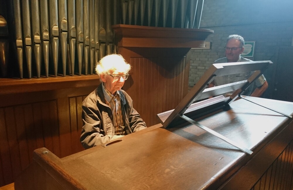 2608 organist 03
